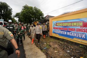 Bhayangkari dan Persit Kartika Chandra Bersinergi Membantu Masyarakat di Posko Pengungsian