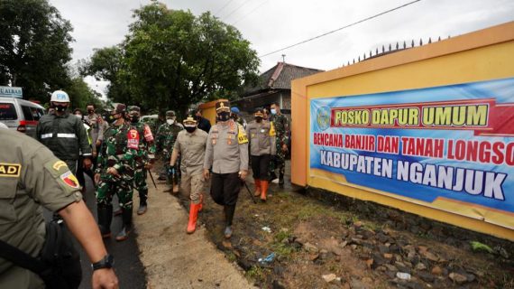 Bhayangkari dan Persit Kartika Chandra Bersinergi Membantu Masyarakat di Posko Pengungsian