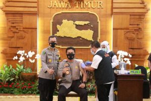 Kapolda Jatim Didampingi Gubernur dan Pangdam V Brawijaya Jalani Vaksinasi Covid-19 Dosis Kedua di Grahadi