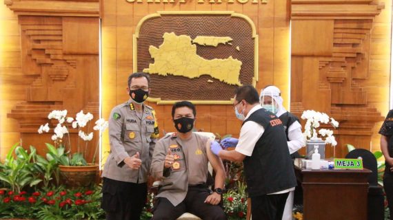 Kapolda Jatim Didampingi Gubernur dan Pangdam V Brawijaya Jalani Vaksinasi Covid-19 Dosis Kedua di Grahadi
