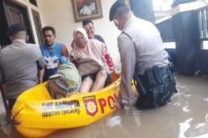 Personel TNI-Polri Dikerahkan Untuk Membantu Korban yang Kebanjiran