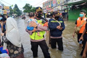 Wujud Negara Hadir, Personel TNI-Polri Dikerahkan Bantu Korban Banjir