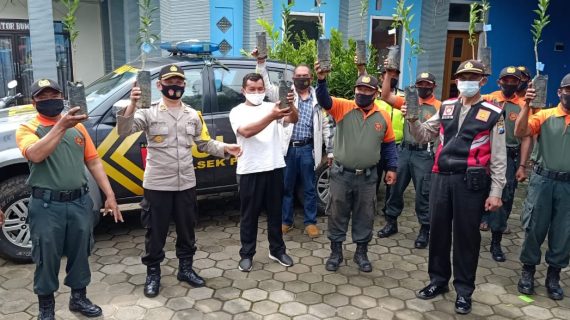 GENCARKAN GERAKAN PERPOLISIAN MASYARAKAT, KAPOLSEK PUJON SERAHKAN BIBIT JERUK KEPADA ANGGOTA LINMAS PUJON KIDUL