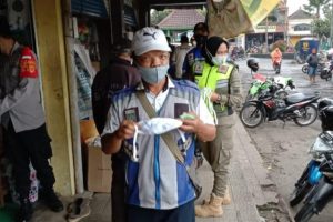 SASAR TEMPAT KERAMAIAN, OPS YUSTISI POLRES BATU BAGIKAN RATUSAN MASKER KEPADA MASYARAKAT