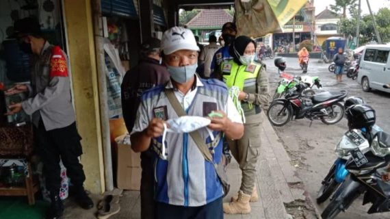 SASAR TEMPAT KERAMAIAN, OPS YUSTISI POLRES BATU BAGIKAN RATUSAN MASKER KEPADA MASYARAKAT