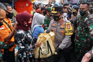 Forkopimda Jatim Bagikan 20 Ribu Masker dan 5 Ribu Paket Sembako di Pasar Ikan Pabean