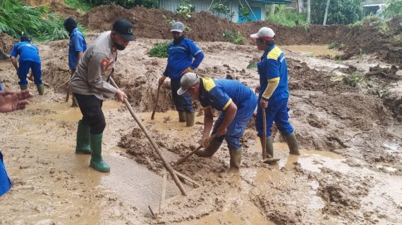 POLRES BATU BERSAMA TNI DAN UNSUR PEMERINTAHAN SERTA MASYARAKAT BAHU MEMBAHU MENGATASI LONGSOR YANG MENUTUP AKSES JALAN PROPINSI DI KECAMATAN PUJON NGANTANG KAB MALANG.