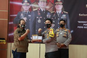 Peringati HPN ke-75, Kapolda Berikan Surprise Ke Wartawan Polda Jatim.