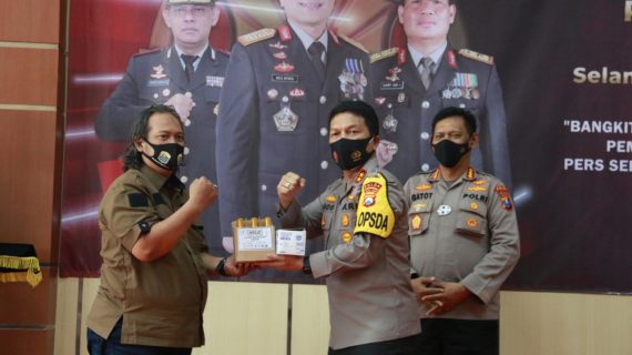 Peringati HPN ke-75, Kapolda Berikan Surprise Ke Wartawan Polda Jatim.
