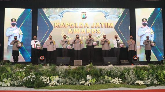 Kapolda Beri Penghargaan Anggota Teladan dan Kampung Tangguh Semeru Terbaik Di Jatim.