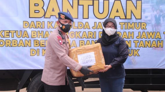 Dansat Brimob Polda Jatim Berikan Bantuan Sembako ke Korban Tanah Longsor dan Banjir di Nganjuk