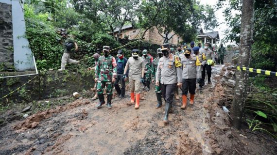 Pangdam V Brawijaya dan Kapolda Jatim Tinjau Lokasi Tanah Longsor di Desa Ngetos Kabupaten Nganjuk