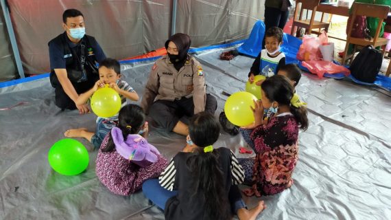 Anggota Polres Nganjuk Berikan Bantuan Trauma Healing Korban Tanah Longsor