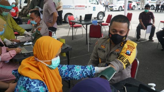Anggota Polri di Polrestabes/ta Jajaran Polda Jatim, Hari Ini Serentak Menerima Vaksinasi Covid-19