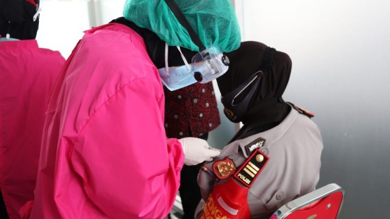 Anggota Polri di Polres Batu  dan Jajaran , Hari Ini Serentak Menerima Vaksinasi Covid-19