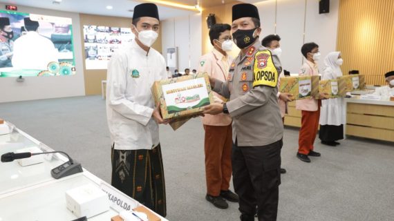 Canangkan Gerakan Santri Bermasker, Wujudkan Jatim Bebas Covid-19.