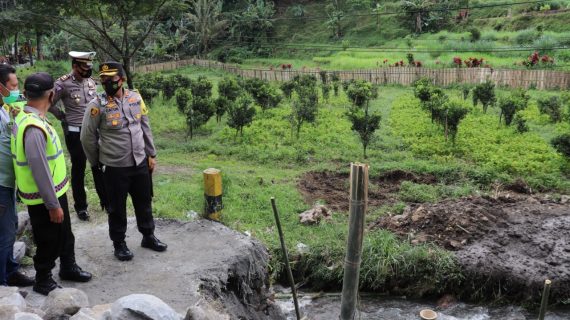 Pantau plengsengan tanah akibat longsor, Kapolres himbau para pengendara untuk berhati hati.