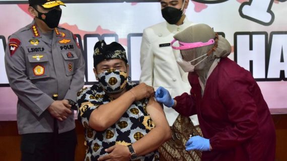 Bersama Wali Kota Solo, Kapolri Tinjau Vaksinasi Dosen dan Pemuka Lintas Agama