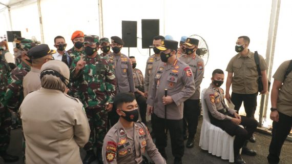 PANGLIMA TNI DAN KAPOLRI TINJAU LANGSUNG PELAKSANAAN VAKSINASI PRAJURIT TNI-POLRI DI POLDA KEPRI