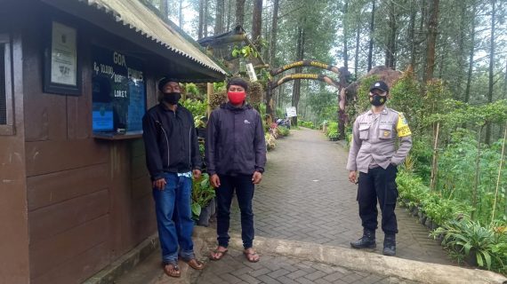 Bripka. ANDRY YUDILESMONO Bhabinkamtibmas Desa Gunungsari Polsek Bumiaji melaksanakan pengecekan lokasi Wisata Goa Pinus