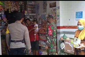 Bhabinkamtibmas Desa Gunungsari Bripka Andry Yudilesmono Bersama Bhabinsah Gunungsari melaksanakan Giat Pembagian Masker dan Himbauan Prokes Covid 19 di Dsn.Talangsari Ds.Gunungsari