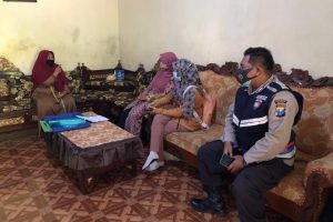 Bripka Triyas yudi Bhabinkamtibmas Desa Purworejo Polsek Ngantang.  Melaksanakan giat Tracing bersama Nakes Desa dan petugas Tracing dari Dinas Kesehatan Kab. malang