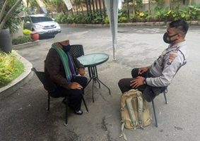 Anggota Sat Binmas Polres Batu Melaksanakan DDS (Door To Door System) kepada Toga