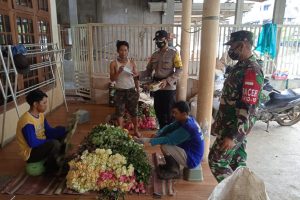 Bhabinkamtibmas Desa Gunungsari Bripka Andry Yudilesmono bersama Bhabinsah Gunungsari melaksanakan Giat Pembagian Masker