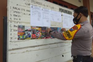 Melaksanakan kegiatan pemasangan dan penempelan brosur penerimaan casis Akpol, Bintara dan Tamtama Polri tahun 2021