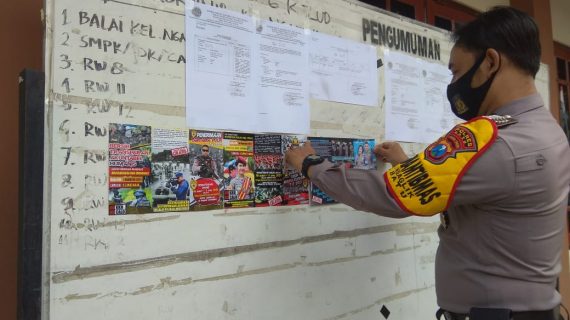 Melaksanakan kegiatan pemasangan dan penempelan brosur penerimaan casis Akpol, Bintara dan Tamtama Polri tahun 2021