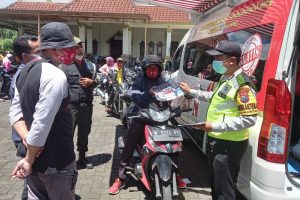 Melaksanakan kegiatan sosialisasi dan pembagian brosur penerimaan anggota Polri tahun 2021