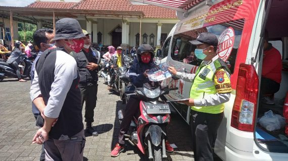 Melaksanakan kegiatan sosialisasi dan pembagian brosur penerimaan anggota Polri tahun 2021