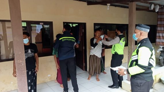Pembagian Masker kepada Santri dalam rangka memperingati hari Islam ISRA’ MI’RAJ