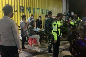 Anggota Polri beserta TNI dan Satpol PP Kota Batu melaksanakan Pengawasan Pelaksanaan PPKM Mikro