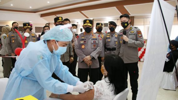 Kapolri Tinjau Vaksinasi Massal di Manado