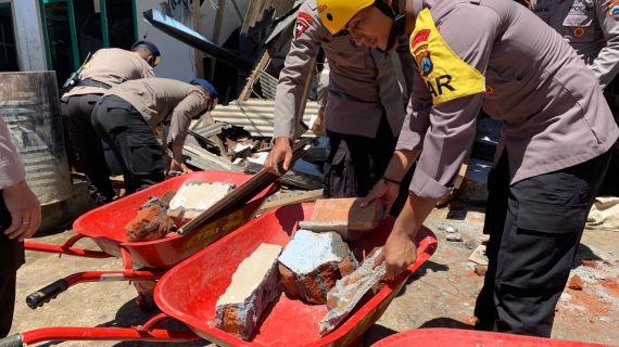 Brimob Polda Jatim Bantu Penanganan Gempa Bumi Di Lumajang