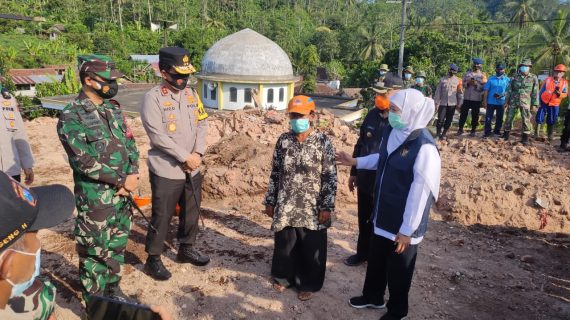 Forkopimda Jatim Berikan Bansos Bagi Korban Bencana Alam dan Menyiapkan Rumah Sederhana Bagi Korban Bencana
