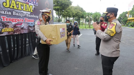 Penyerahan Bantuan Sosial Polda Jatim Kepada Korban Banjir Bandang di Propinsi Nusa Tenggara Timur