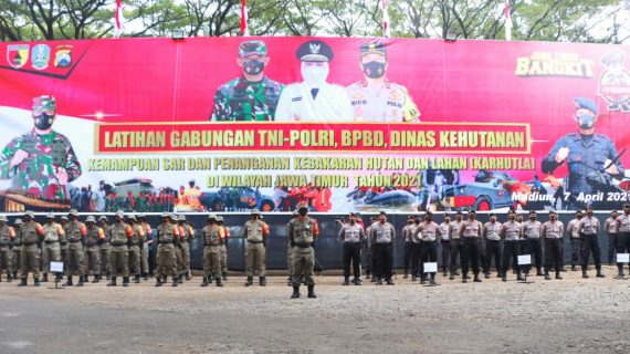Napak Tilas Dan Kibarkan Bendera Merah Putih Raksasa, Awali Latgab Sar Di Madiun