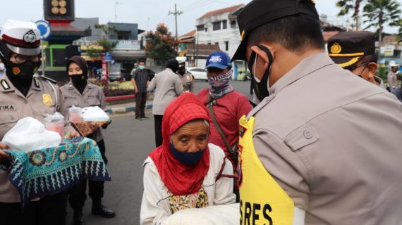 Bagikan 1000 takjil, Kapolres juga sisipkan pesan agar masyarakat tidak mudik