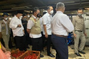 Satgas Pangan Polda Jatim, Bersama Menteri Perdagangan Pantau Harga dan Stok Kebutuhan Bahan Pokok di Pasar Wonokromo