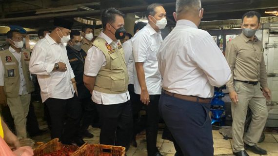 Satgas Pangan Polda Jatim, Bersama Menteri Perdagangan Pantau Harga dan Stok Kebutuhan Bahan Pokok di Pasar Wonokromo