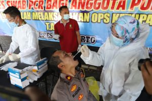 Ratusan Polisi yang Bertugas Sekat Pemudik di Mojokerto Jalani Tes Swab PCR.