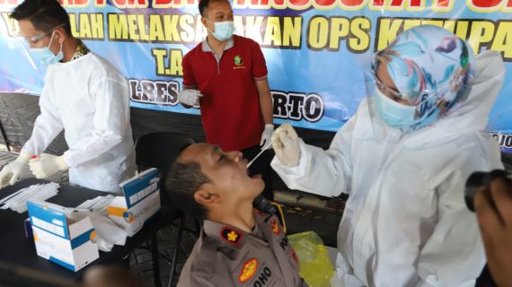 Ratusan Polisi yang Bertugas Sekat Pemudik di Mojokerto Jalani Tes Swab PCR.