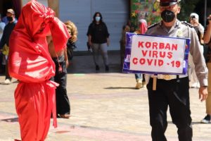 KOLABORASI DENGAN DISPARTA,POLRES BATU EDUKASI PROKES KEPADA MASYARAKAT DENGAN CARA INI