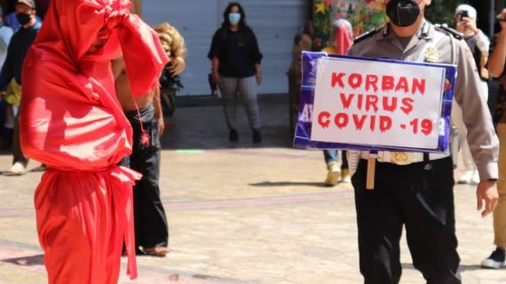 KOLABORASI DENGAN DISPARTA,POLRES BATU EDUKASI PROKES KEPADA MASYARAKAT DENGAN CARA INI