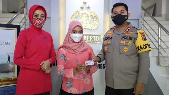 Istri Awak KRI Nanggala Dapat SIM Gratis di Mojokerto