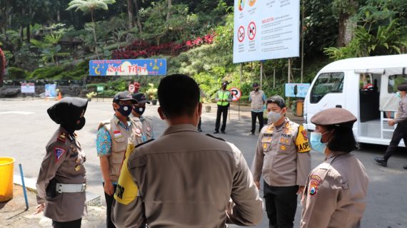 KAPOLRES BATU DAN PJU CEK PROKES DI TEMPAT WISATA SELECTA