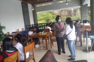 POLRES BATU AJAK WARGA / MAHASISWA PAPUA UNTUK MENIKMATI KEINDAHAN TEMPAT WISATA