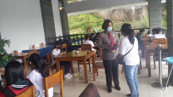 POLRES BATU AJAK WARGA / MAHASISWA PAPUA UNTUK MENIKMATI KEINDAHAN TEMPAT WISATA